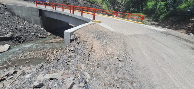 Vista general del puente Shaclli y su acceso